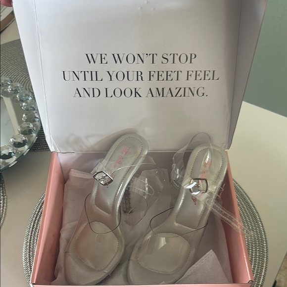 Silver Heels - Picture 3 of 5